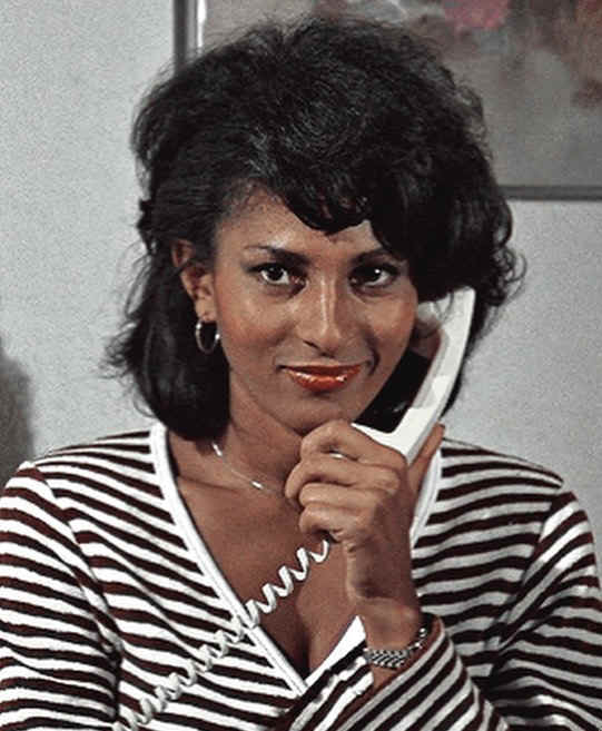 Mons  PAM GRIER.jpg (111839 bytes)